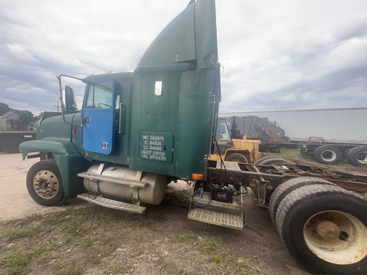 #1633-•-1995-freightliner-usf-1e-sleeper-cab-truck-tractor-image-2