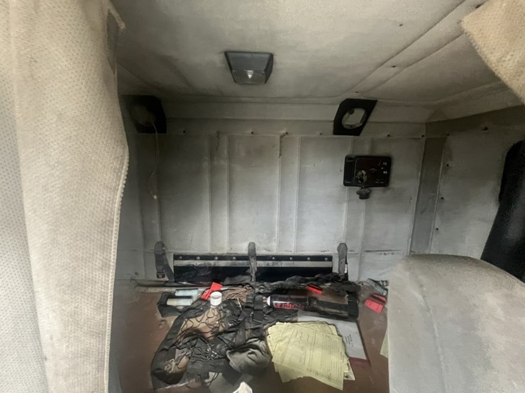 #1633-•-1995-freightliner-usf-1e-sleeper-cab-truck-tractor-image-82