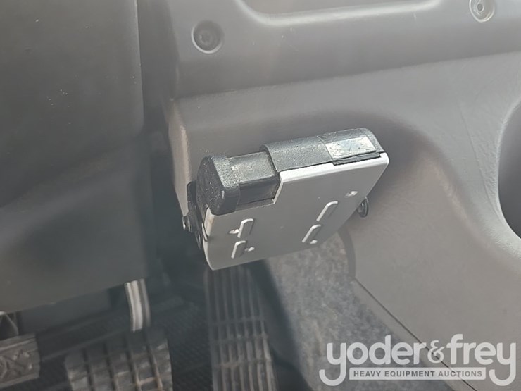 2021-freightliner-m2-106-image-119