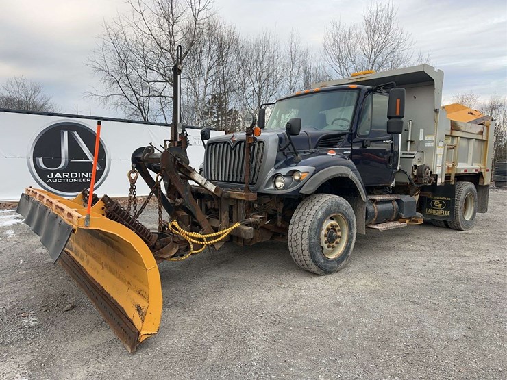 2010-international-7400-image-1