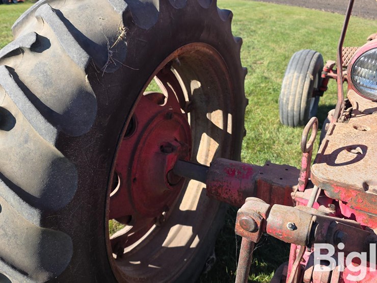 farmall-560-2wd-tractor-image-15