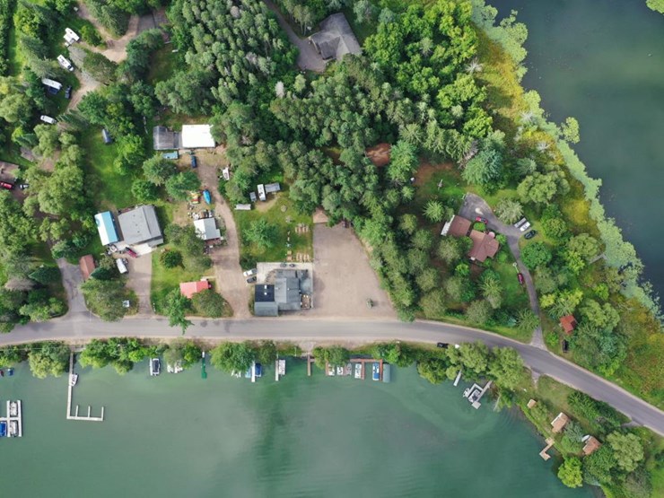 #100-•-waterfront-pub-with-4-bed/2-bath-apartment-image-143