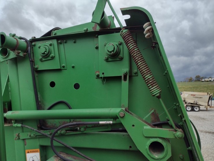 john-deere-335-image-13