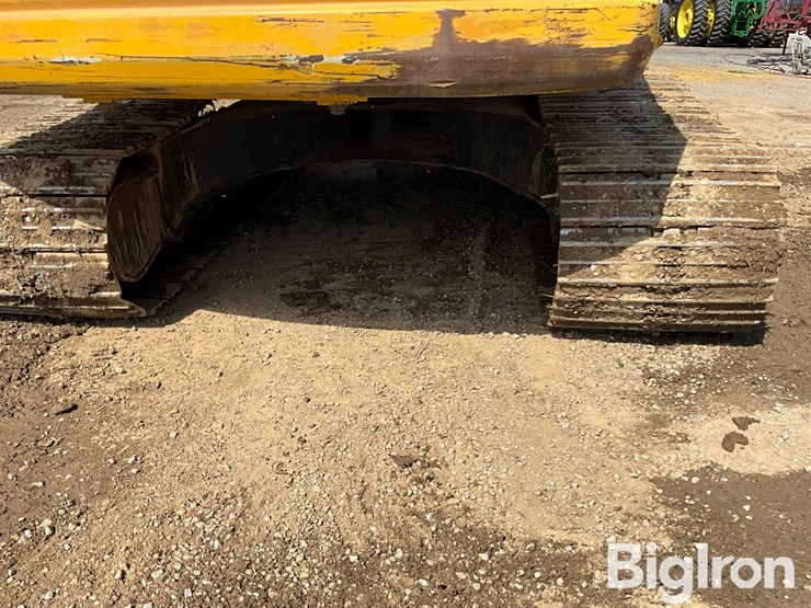 komatsu-220-trackhoe-image-12