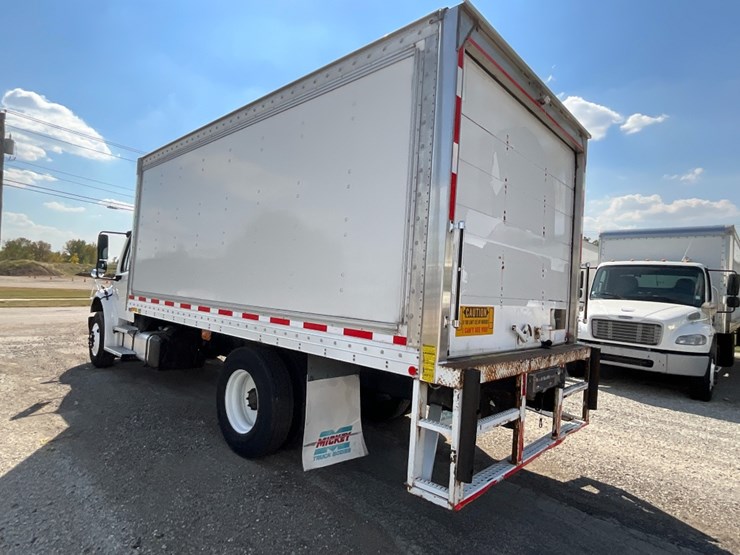 2018-freightliner-m2-106-image-12