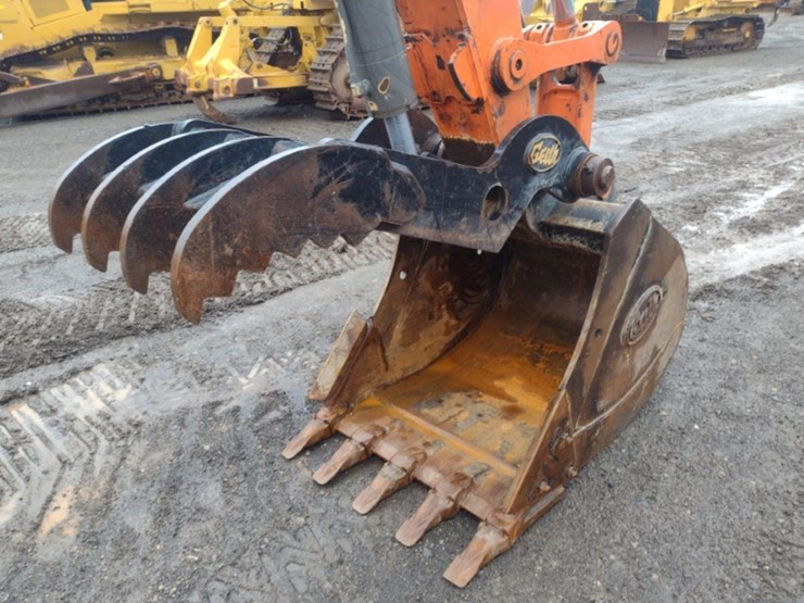 hitachi-zx135us-6-image-18