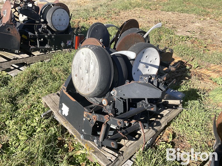 kinze-front-mounted-row-units-image-15