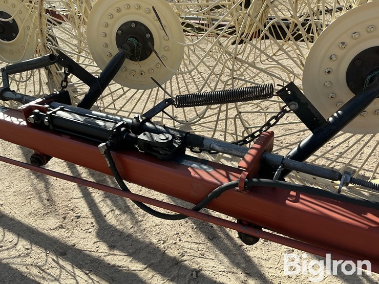 hesston-12-wheel-v-rake-image-17