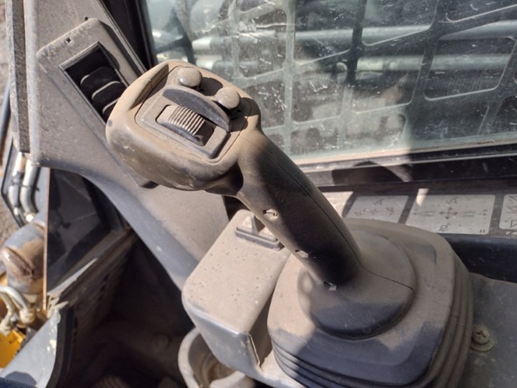deere-323e-image-9