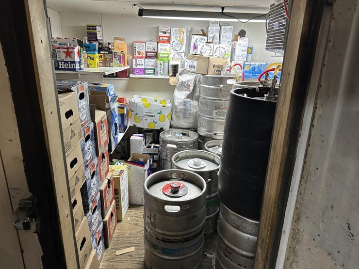 #100-•-waterfront-pub-with-4-bed/2-bath-apartment-image-127