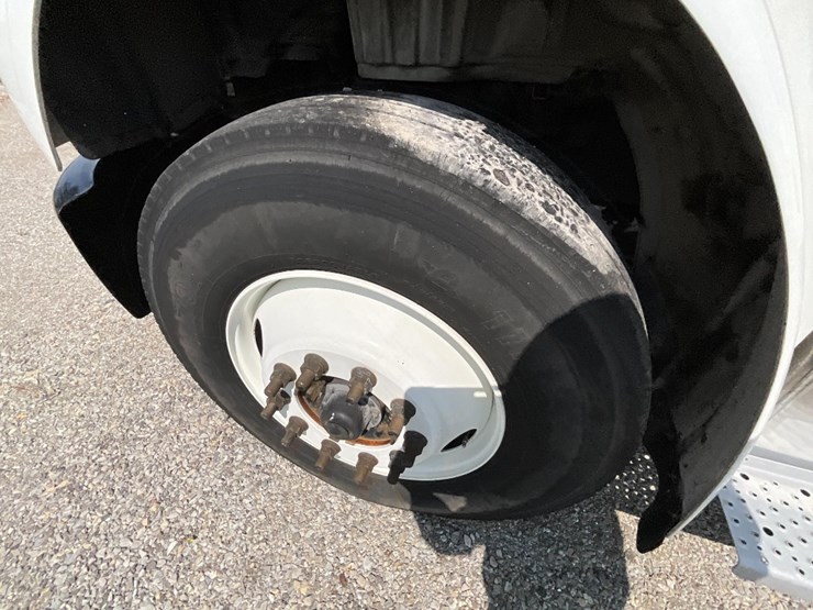 2021-freightliner-m2-106-image-17