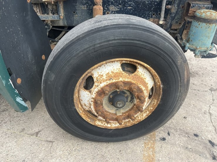 #1633-•-1995-freightliner-usf-1e-sleeper-cab-truck-tractor-image-92