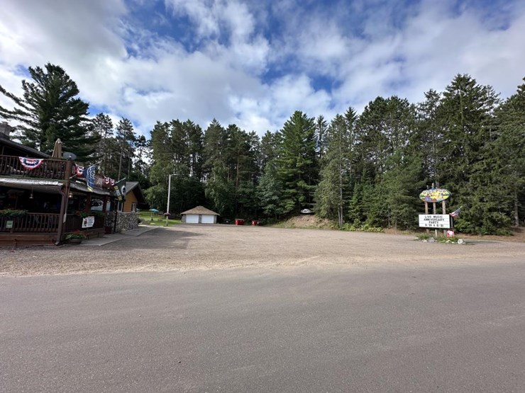 #100-•-waterfront-pub-with-4-bed/2-bath-apartment-image-24