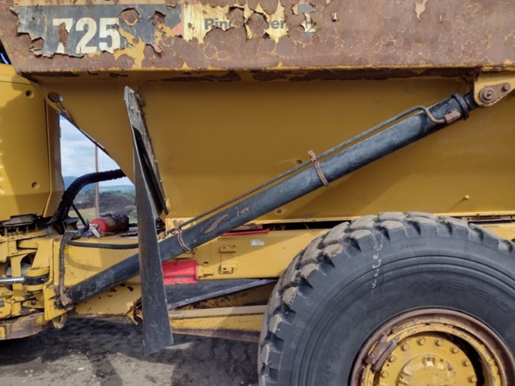 14-caterpillar-725-image-26