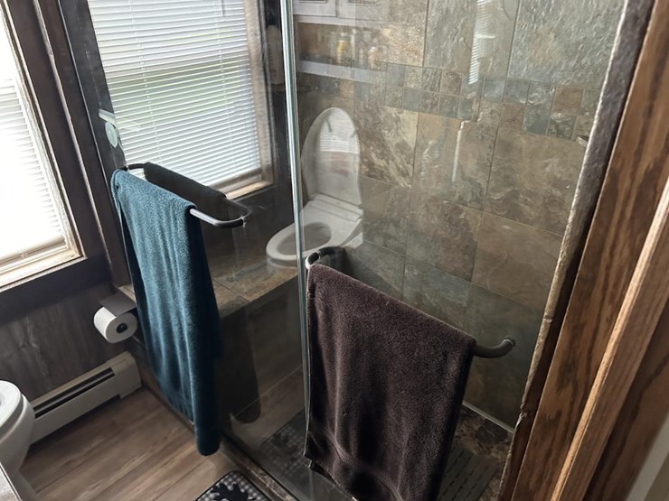 #100-•-waterfront-pub-with-4-bed/2-bath-apartment-image-108