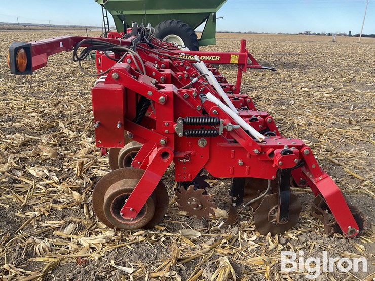 sunflower-7610-8r30-strip-tiller-image-8