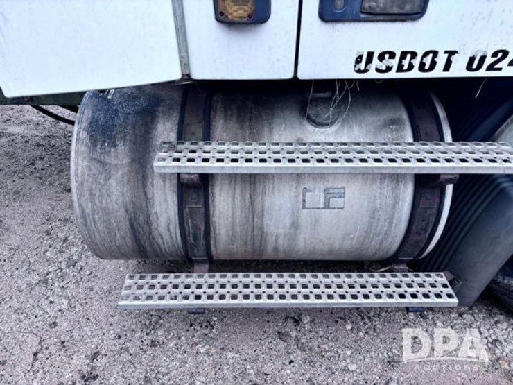 2003-volvo-10-image-51