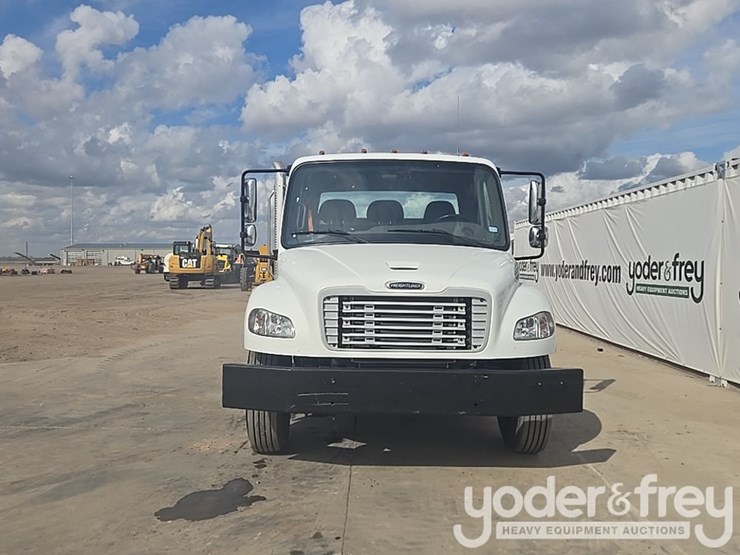 2021-freightliner-m2-106-image-8