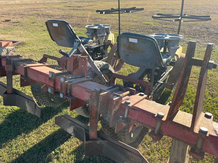 4-row-mechanical-6000-carousel-transplanter-on-a-178”x4”x7”-bar-located-at-1244-vandiford-thomas-rd-snow-hill-nc-call-252-532-8061-for-more-info-image-3