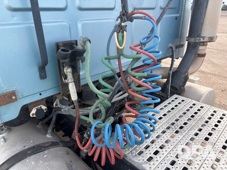 2000-caterpillar-10-image-24