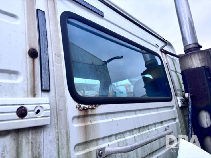 2003-volvo-10-image-29