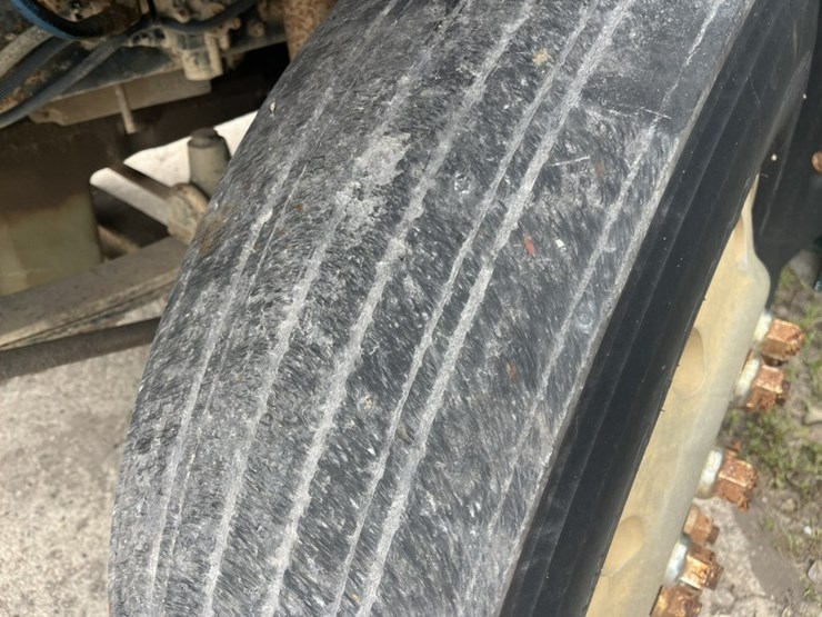 #1633-•-1995-freightliner-usf-1e-sleeper-cab-truck-tractor-image-87