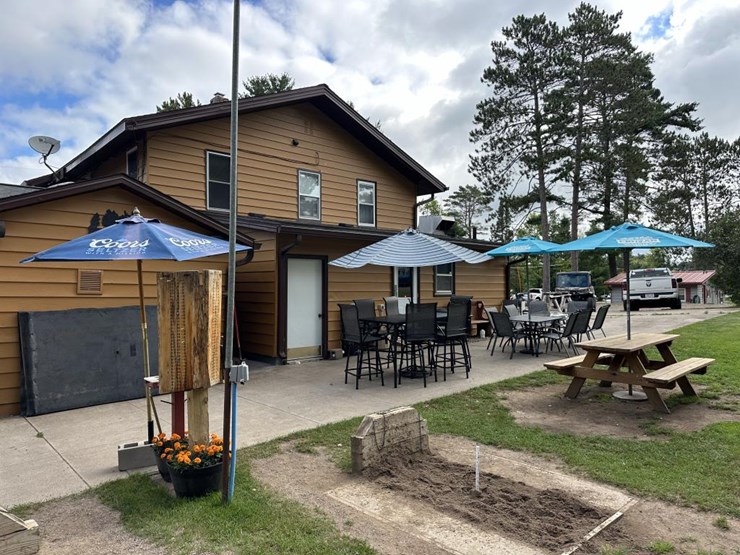 #100-•-waterfront-pub-with-4-bed/2-bath-apartment-image-13