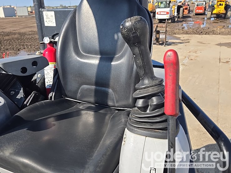 2019-deere-35g-image-66