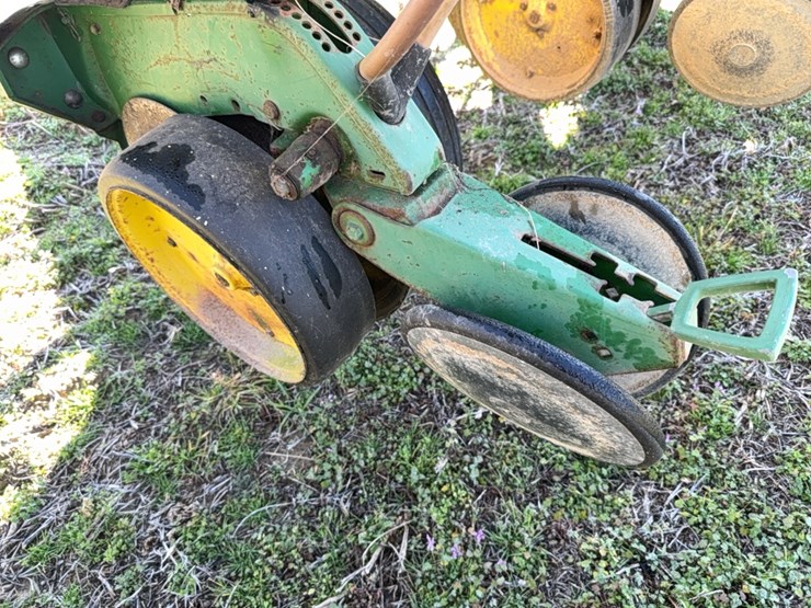 john-deere-7200-pull-type-vacuum-air-planter---4-row-located-at-107-jernigan-swamp-rd.,-ahoskie,-nc-image-22