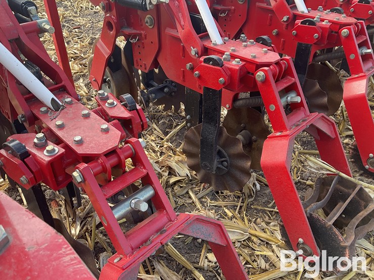 sunflower-7610-8r30-strip-tiller-image-18