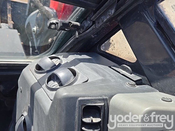 2022-yanmar-vio80-image-123