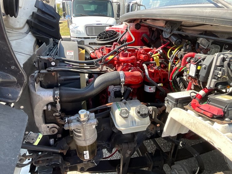 2018-freightliner-m2-106-image-16