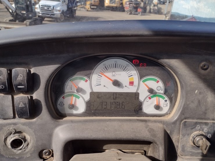 14-caterpillar-725-image-7