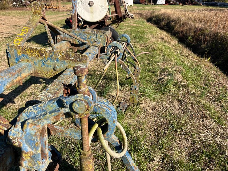 john-blue-toolbar-with-4-knifes-and-one-gauge-wheel,-located-at-276-jonestown-rd-snow-hill-nc,-call-252-531-8061-for-more-info.-image-4