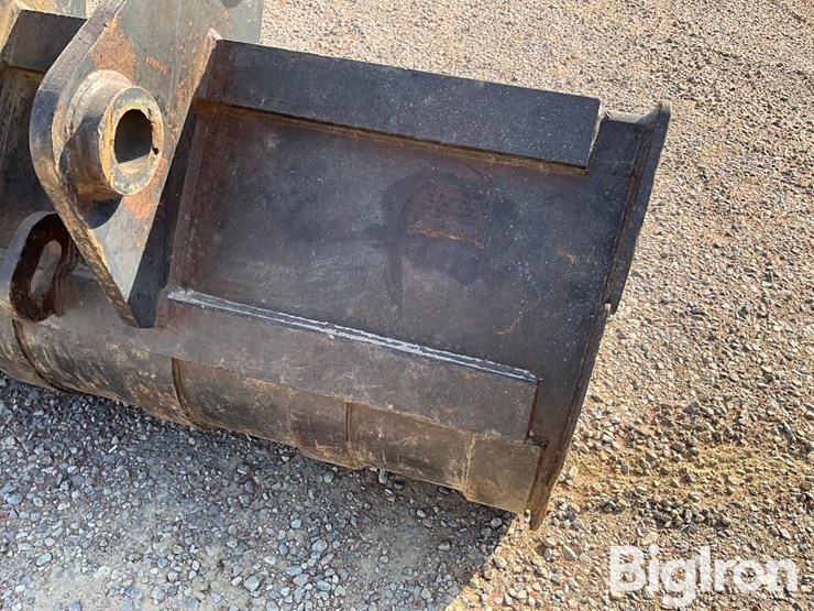 72"-c&p-excavator-bucket-image-9