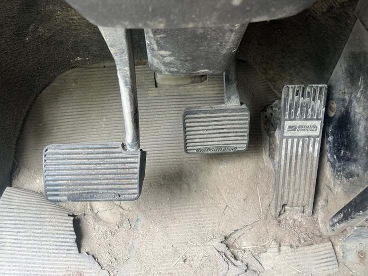 #1633-•-1995-freightliner-usf-1e-sleeper-cab-truck-tractor-image-81