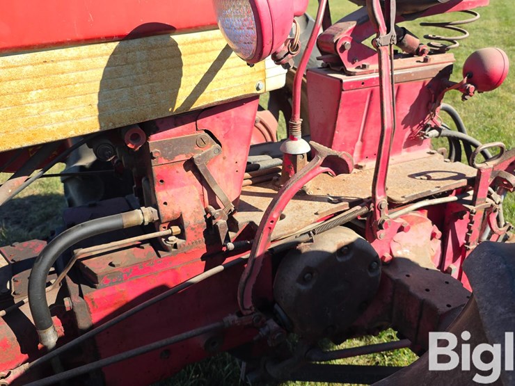 farmall-560-2wd-tractor-image-17
