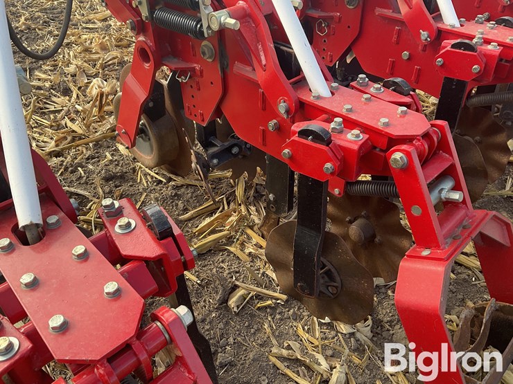 sunflower-7610-8r30-strip-tiller-image-14