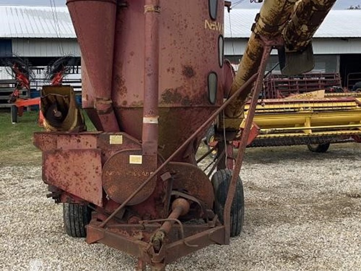 new-holland-352-image-2