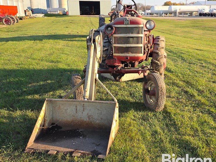 farmall-cub-2wd-tractor-w/loader-image-2