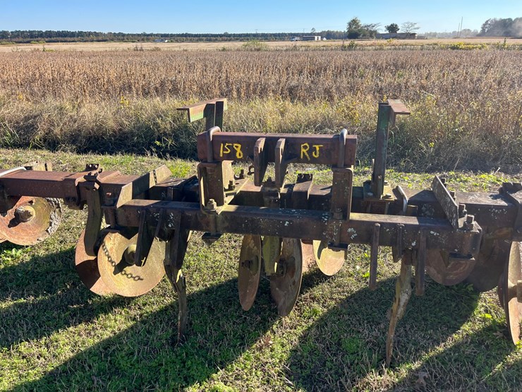 4-row-w&a-bedders,-42”-rows,-4-injector-knifes,-18’-x-4”-x-7”-toolbar,-has-some-row-marker-parts,-located-at-276-jonestown-rd.-snow-hill-nc--call-252-531-8061-for-more-info-image-2