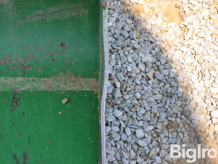 2021-john-deere-700m-image-11