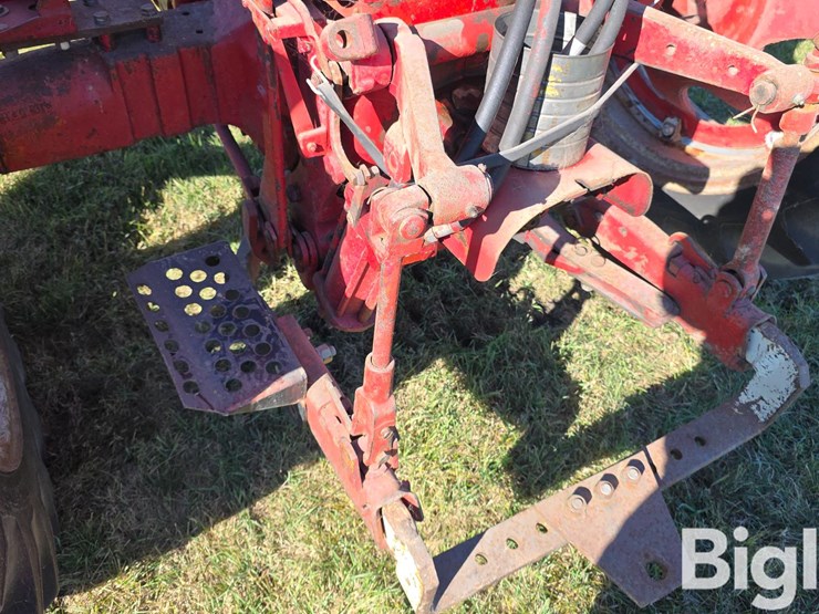 1959-farmall-560-diesel-2wd-tractor-image-13