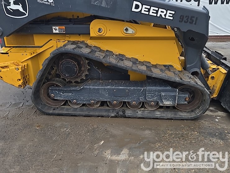 2020-deere-333g-image-21