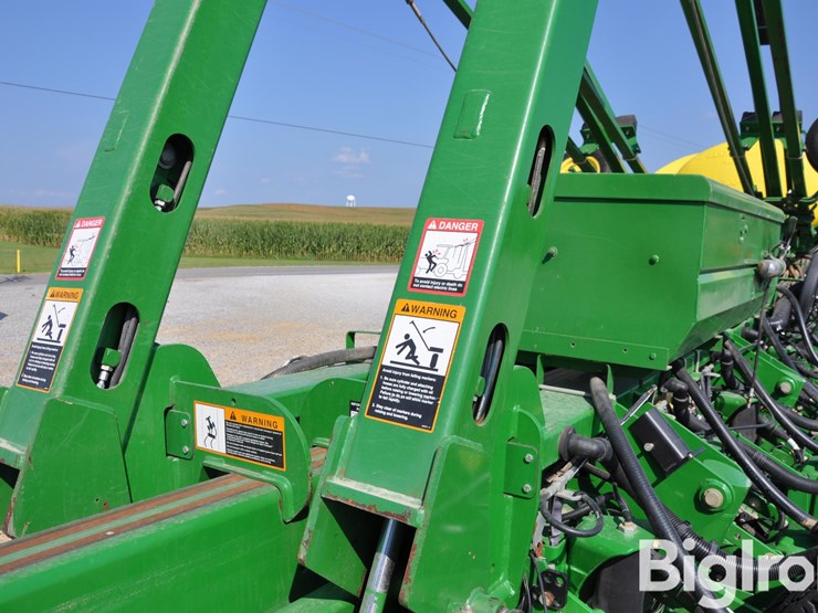 2015-john-deere-1775nt-image-16