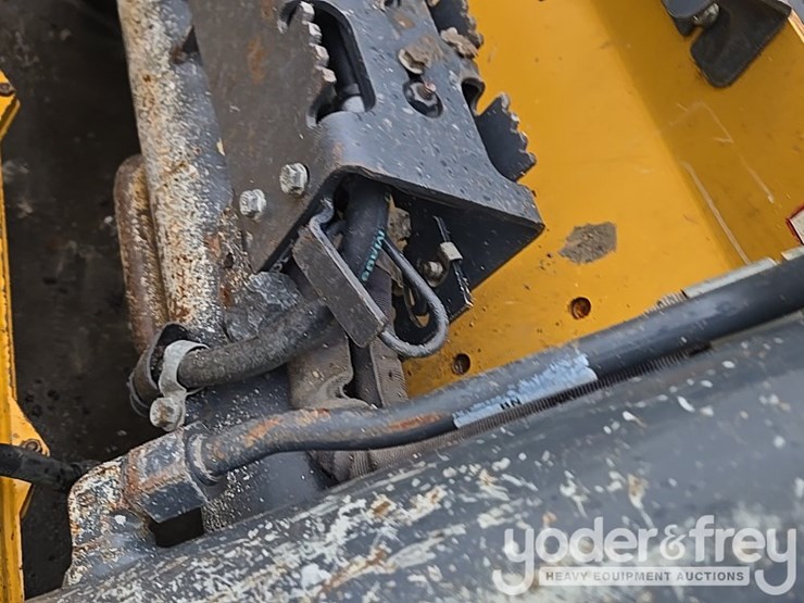 2020-deere-333g-image-29