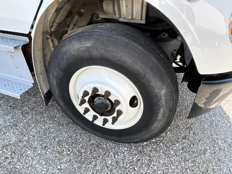 2021-freightliner-m2-106-image-7