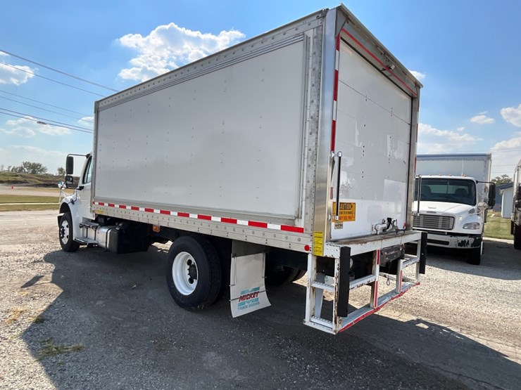 2018-freightliner-m2-106-image-11