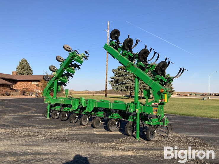 john-deere-16r30"-crop-cultivator-image-1