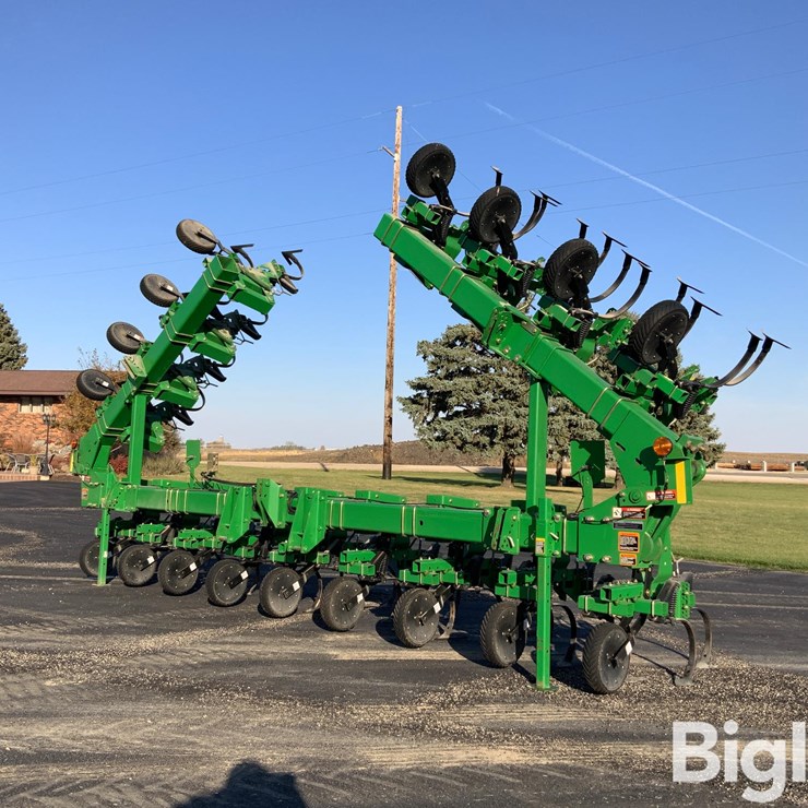 John Deere 16R30" Crop Cultivator